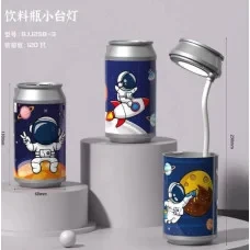 Маленька настільна лампа у формі пляшки астронавта з підставкою для ручок